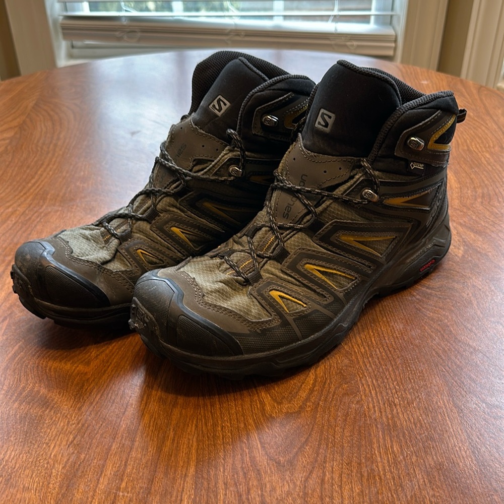 Saloman men’s boots. Size 10.5.